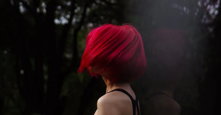 découvrez l'effet de la bétadine sur les cheveux blancs et comment ce produit peut influencer leur apparence et leur santé.