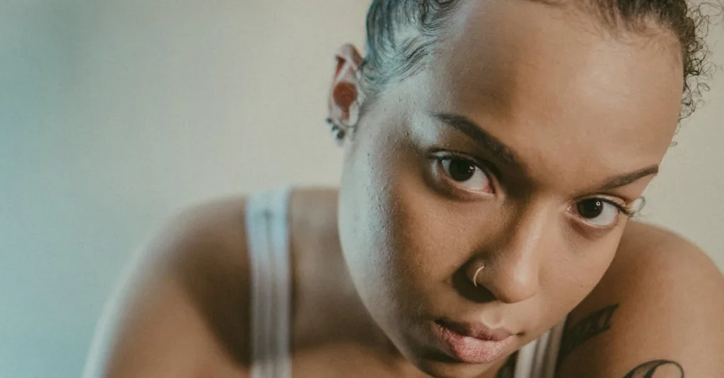 découvrez des méthodes efficaces et sécurisées pour enlever un tatouage de sourcils. guide complet pour une peau nette et sans traces.