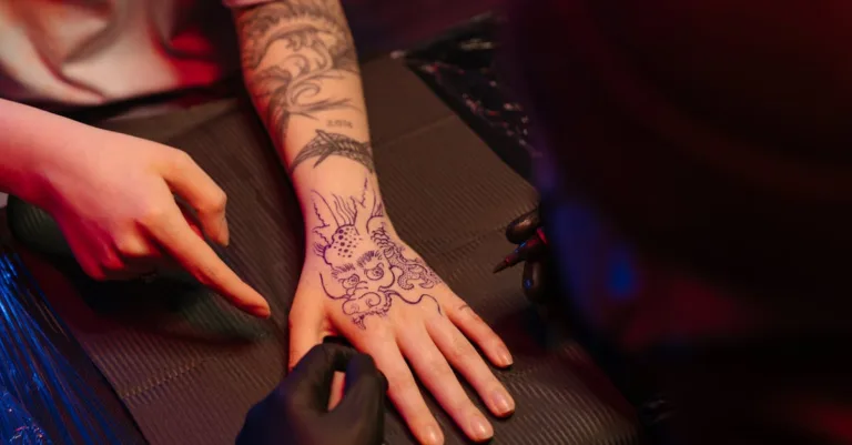 estimez le prix de votre tatouage facilement avec notre guide complet des tarifs et facteurs influençant le coût.