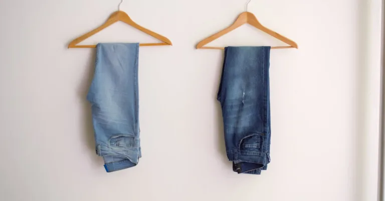 découvrez comment créer une garde-robe capsule minimaliste pour un style épuré, fonctionnel et intemporel, en choisissant des pièces essentielles et polyvalentes.