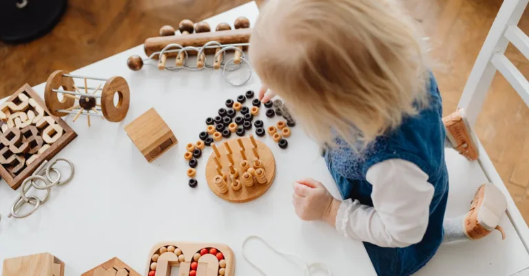 découvrez des activités montessori à faire à la maison pour stimuler l'autonomie et la créativité de votre enfant tout en s'amusant.