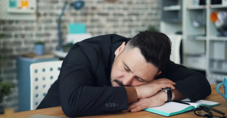 découvrez les causes de la fatigue matinale et des conseils pratiques pour bien commencer votre journée avec énergie.