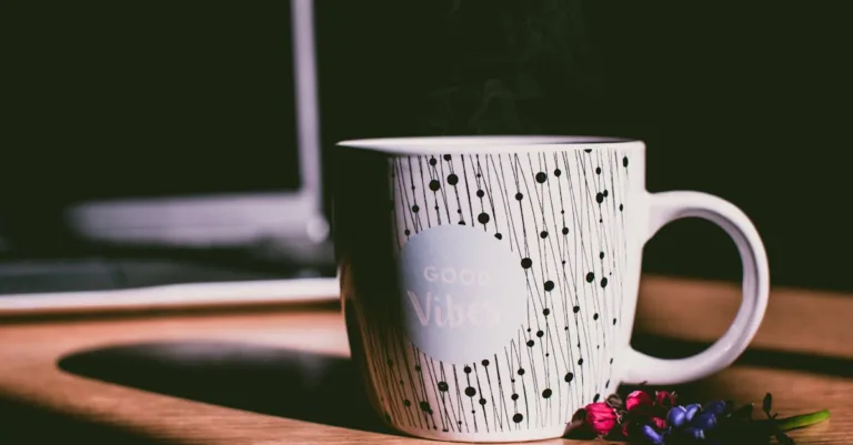 découvrez comment instaurer une routine matinale motivante pour bien démarrer votre journée avec énergie et positivité.