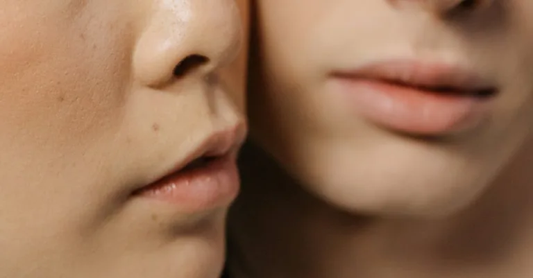 découvrez tout ce qu'il faut savoir sur les pores de la peau : leur rôle, comment les nettoyer et les soins pour une peau saine et éclatante.