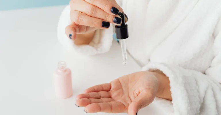découvrez comment utiliser le rétinol efficacement pour améliorer la texture de votre peau, réduire les rides et obtenir un teint éclatant en toute sécurité.