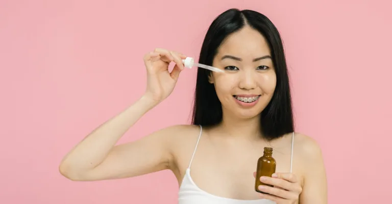 découvrez une routine soin adaptée pour peau grasse et déshydratée, qui équilibre l'hydratation tout en contrôlant l'excès de sébum pour un teint sain et éclatant.