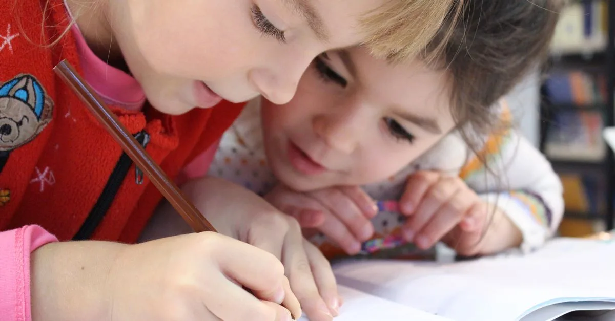 découvrez l'importance de l'alphabétisation précoce pour le développement des compétences en lecture et écriture chez les enfants, favorisant leur réussite scolaire et cognitive.