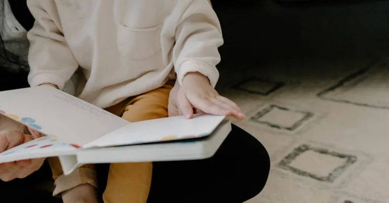 découvrez les bases de l'alphabétisation précoce pour favoriser le développement du langage et la réussite scolaire des jeunes enfants.