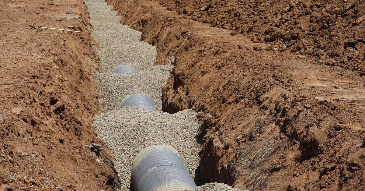 earthworks désigne les travaux de terrassement et de modification du terrain, essentiels pour la construction et l'aménagement paysager.
