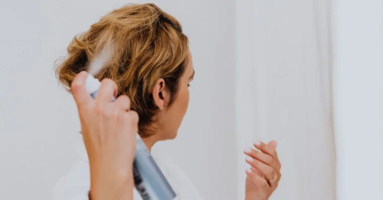 conseils et astuces pour des soins capillaires efficaces afin d'avoir des cheveux sains, brillants et forts au quotidien.
