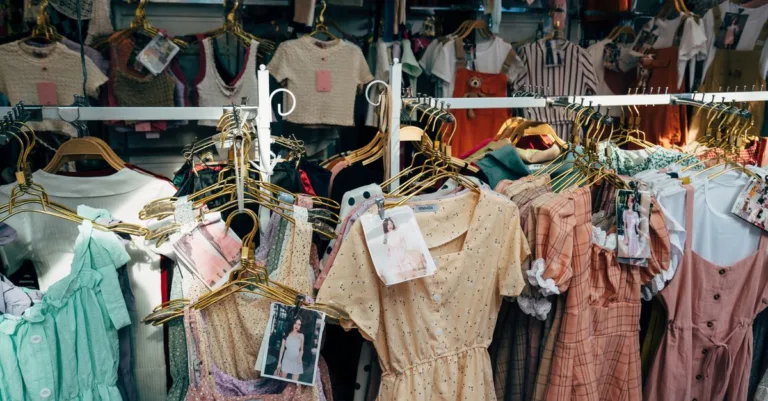 découvrez les dernières tendances shopping à narbonne : mode, accessoires et nouveautés pour un style unique et actuel.